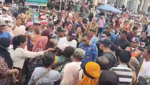 Jadup Korban Bencana Tak Kunjung Cair, Bupati Tapteng Temui Massa dan Jelaskan Penyebabnya: Keterlambatan Bukan Karena Kesengajaan