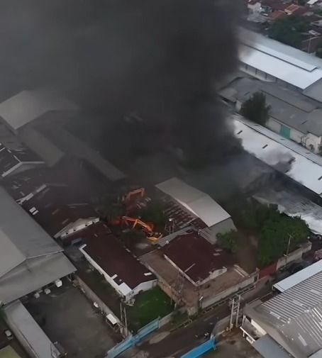 Kebakaran Pabrik Plastik di Medan Johor Belum Padam, Damkar Berjibaku 17 Jam dan 11 KK Terdampak