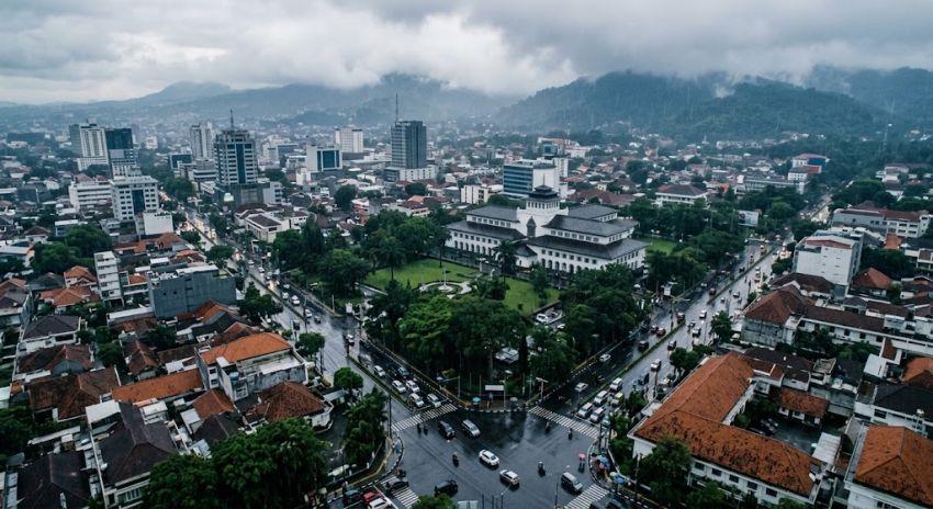 Cuaca Jawa Barat Didominasi Berawan dan Hujan Ringan, Warga Diminta Waspada