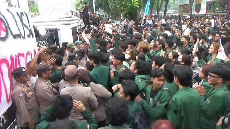 Demo BEM USU Memanas di DPRD Sumut, Mahasiswa Soroti BBM, Rupiah, dan Lapangan Kerja