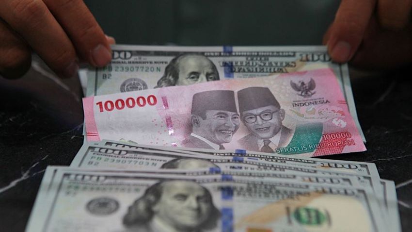 Rupiah Ditutup Melemah ke Rp17.725 per Dolar AS, Pasar Cermati Arah Ekonomi Global