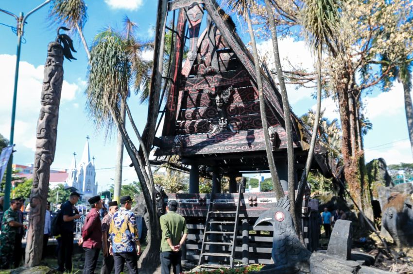Rico Waas Tinjau Replika Rumah Adat Batak yang Terbakar, Pemko Medan Segera Lakukan Perbaikan