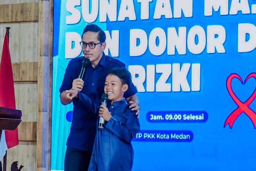 Rico Waas Cairkan Suasana Khitanan Massal Sah-Rizki, Anak-anak Peserta Disambut Tawa dan Hadiah