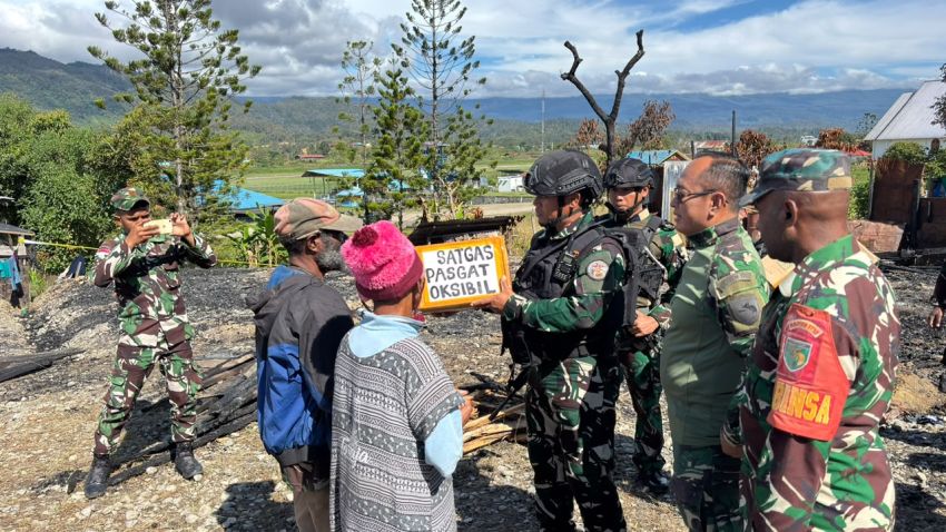 TNI AU Hadir untuk Rakyat, Satgas Pasgat Serahkan Bantuan kepada Korban Kebakaran di Oksibil
