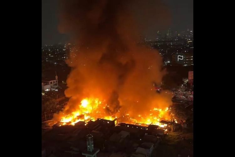 Kebakaran Hebat Landa Permukiman Padat di Kemayoran, 87 Personel Damkar Diterjunkan
