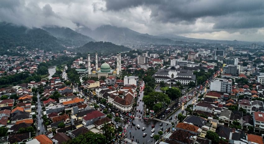 BMKG: Cuaca Jawa Barat Didominasi Berawan hingga Hujan Ringan, Sejumlah Wilayah Berpotensi Hujan Sedang
