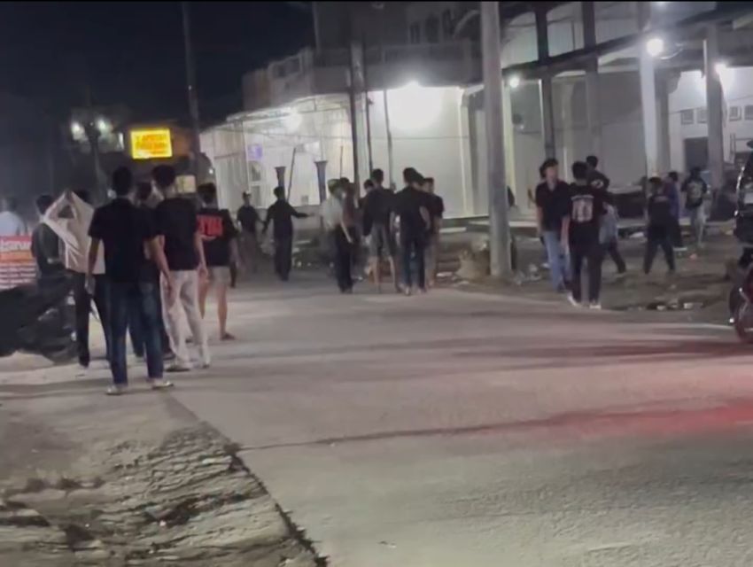 Lagi Dan Lagi !!!Aksi Brutal Remaja di Batu Bara, Tawuran Kembali Terjadi di Depan Sekolah Dasar