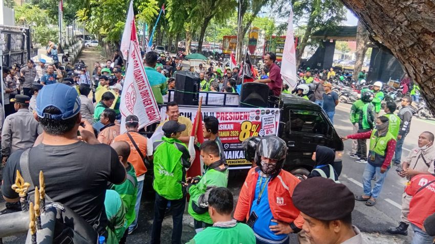 Ratusan Ojol Geruduk DPRD Sumut, Kecewa Ketua Komisi D DPRD Timbul Jaya Sibarani Tak Hadir dalam RDP