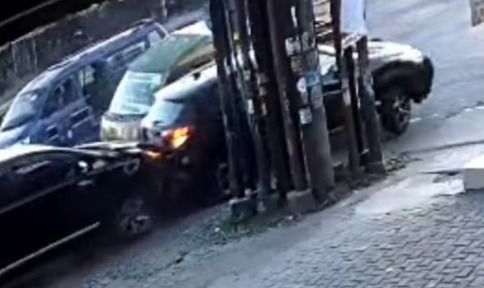 Dikira Istrinya Bersama Pria Lain, Oknum Polisi Tabrak Mobil Warga di Medan
