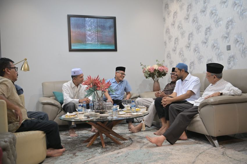 Mualem Takziah ke Rumah Duka dr. Zaini Abdullah, Kenang Jasa Mantan Gubernur Aceh