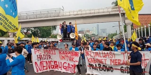 Ribuan Mahasiswa PMII Demo di DPR RI, Tuntut Evaluasi Total Kabinet Merah Putih Prabowo-Gibran