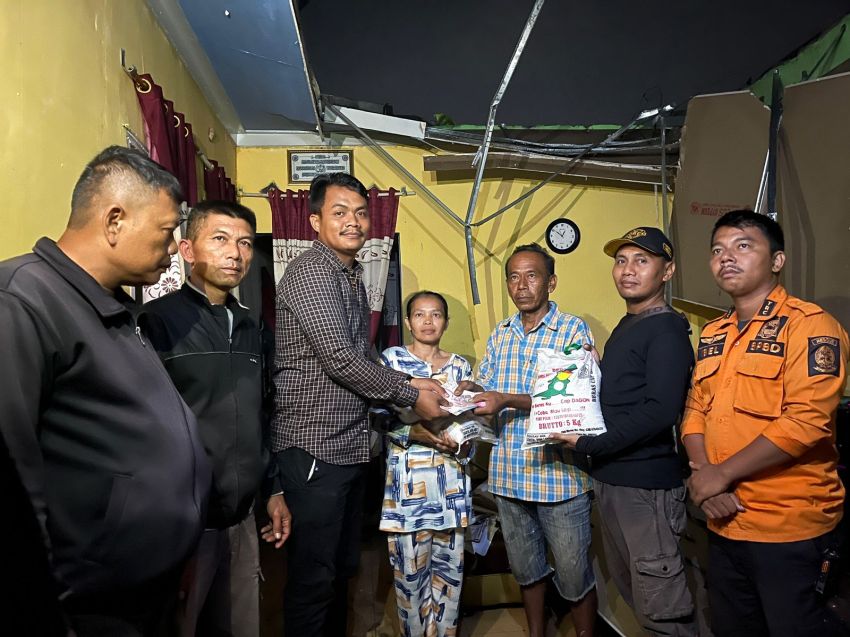 Rumah Warga Rusak Diterjang Angin Kencang, Kades Sambirejo Timur Gerak Cepat Salurkan Bantuan