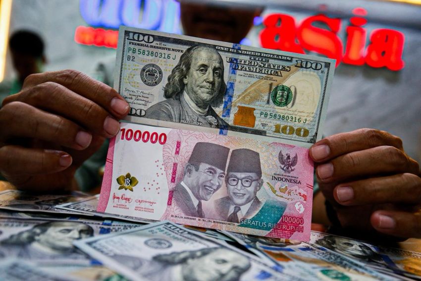 Rupiah Melemah ke Rp17.967 per Dolar AS, Tertekan Ekspektasi Kenaikan Suku Bunga The Fed