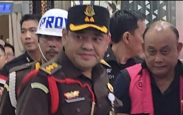 Eks Kepala BGN Dadan Hindayana Muncul Kenakan Rompi Tahanan Kejagung, Langsung Digiring ke Mobil Tahanan