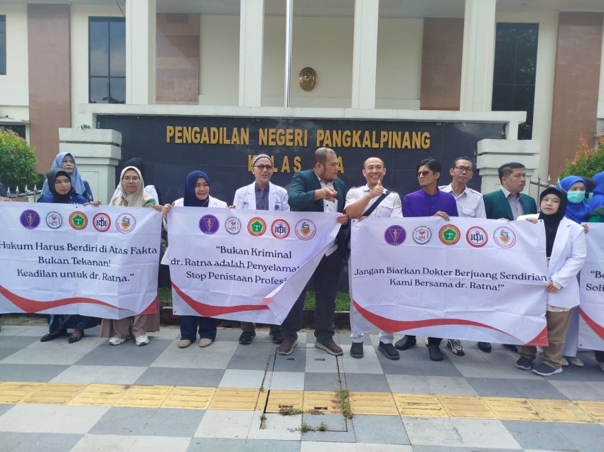 Ratusan Nakes Beri Dukungan untuk dr Ratna dalam Sidang Dugaan Malapraktik di PN Pangkalpinang, IDI Minta Proses Hukum Berjalan Adil