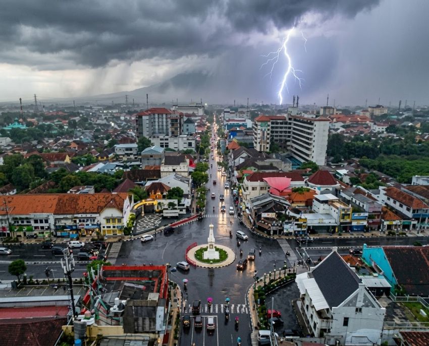 BMKG Prakirakan Hujan Ringan hingga Petir di Wilayah DIY, Warga Diminta Waspada