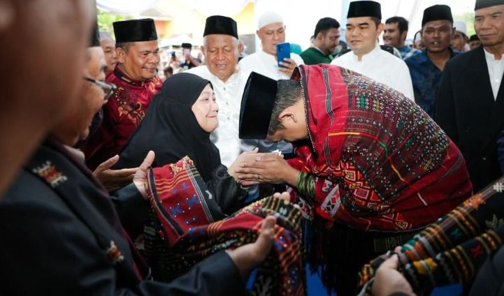 Menangis Melihat Kondisi Sipiongot, Bobby Nasution Janji Hapus Daerah Tertinggal di Sumut