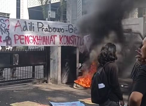 Demo di DPRD Sumut Memanas! Ketua DPRD Tak Muncul, Mahasiswa Robek Surat Sakit dan Robohkan Gerbang