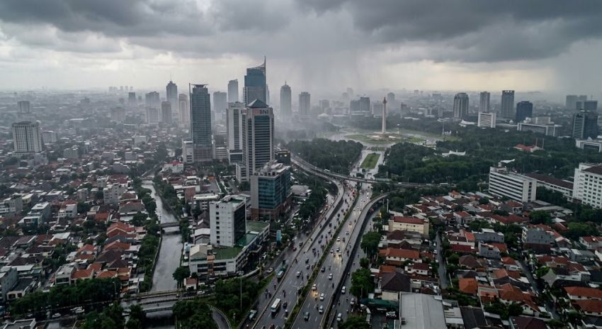 Cuaca Jakarta Hari Ini: Hujan Ringan Diprediksi Guyur Mayoritas Wilayah, Suhu Maksimal Capai 33 Derajat