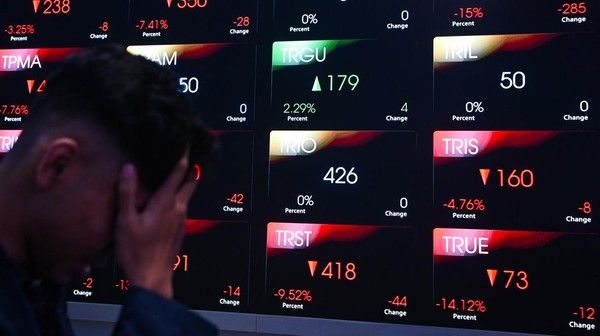 Rupiah dan IHSG Melemah, Ekonom Ingatkan Risiko Pasar Modal Terancam
