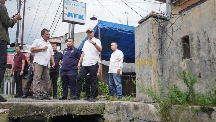 Banjir Setinggi Paha Terjang Jalan Bunga Mawar, Rico Waas Turun Tangan