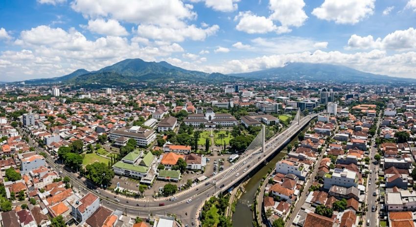 Cuaca Jawa Barat Hari Ini Didominasi Berawan, Bekasi dan Depok Diprediksi Capai 34 Derajat Celsius