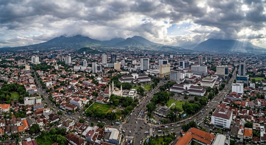 Cuaca Jawa Barat Hari Ini Didominasi Berawan, Bekasi dan Karawang Terpanas Capai 34 Derajat