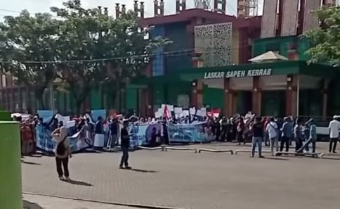 Khawatir Kehilangan Mata Pencaharian, Ribuan Relawan SPPG Geruduk Kantor Bupati Bangkalan: Jangan Hentikan MBG