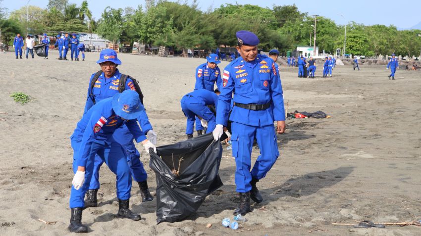 Sambut Hari Bhayangkara ke-80, Ratusan Personel Ditpolairud Polda Aceh Bersihkan Pantai Syiah Kuala