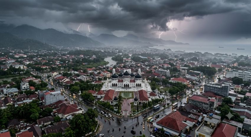 Cuaca Aceh Hari Ini: Hujan Ringan Dominasi, Aceh Jaya dan Pidie Jaya Berpotensi Diguyur Petir