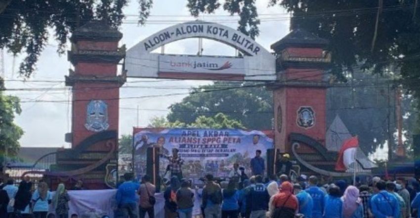 Ratusan Relawan SPPG Blitar Turun ke Jalan: Kita Buktikan Lebih Banyak Masyarakat yang Mendukung Program MBG!