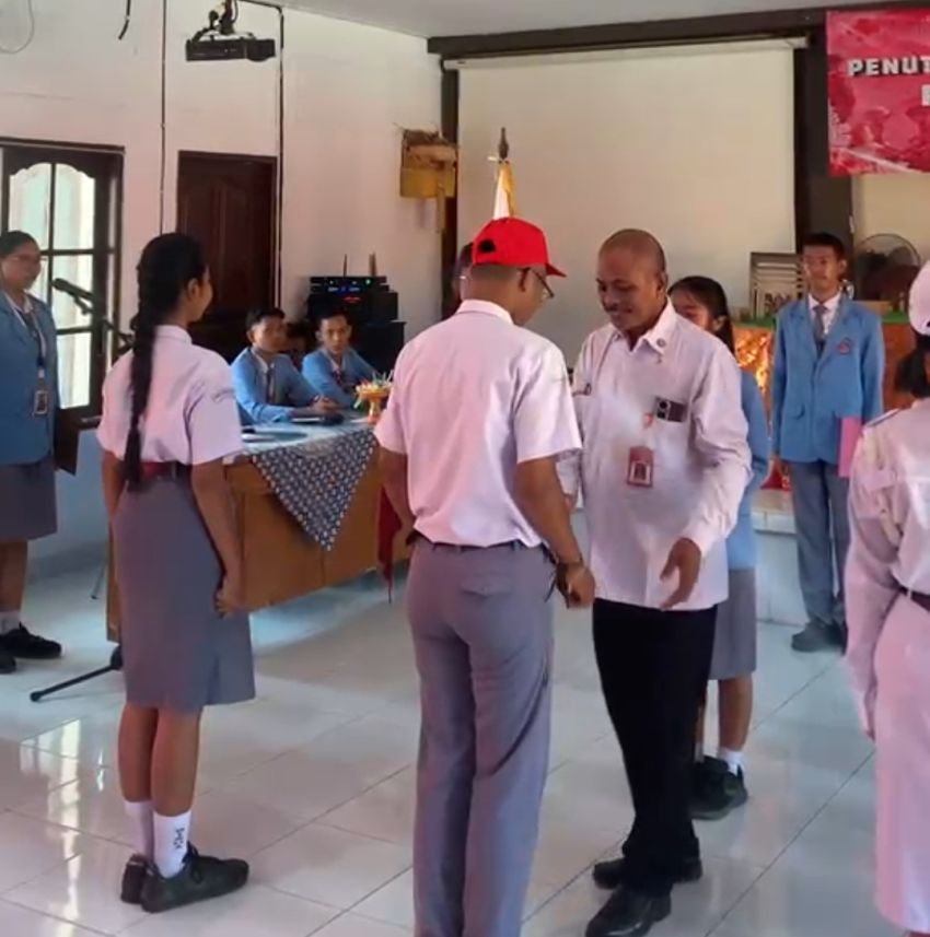 PMR Wira SMAN 2 Tabanan Diminta Jadi Garda Terdepan Lawan Krisis Sampah