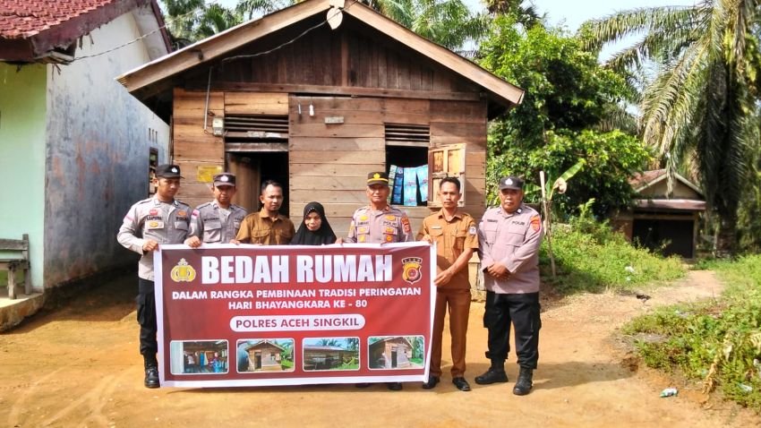Kado Hari Bhayangkara, Polres Aceh Singkil Bedah Rumah Lansia di Singkohor