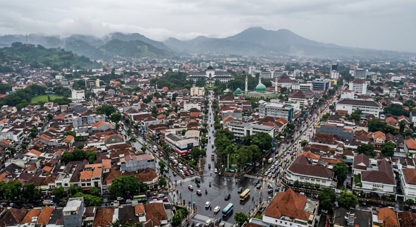 Cuaca Jawa Barat Hari Ini: Hujan Ringan Dominasi Sejumlah Wilayah, Bekasi Capai Suhu 34 Derajat