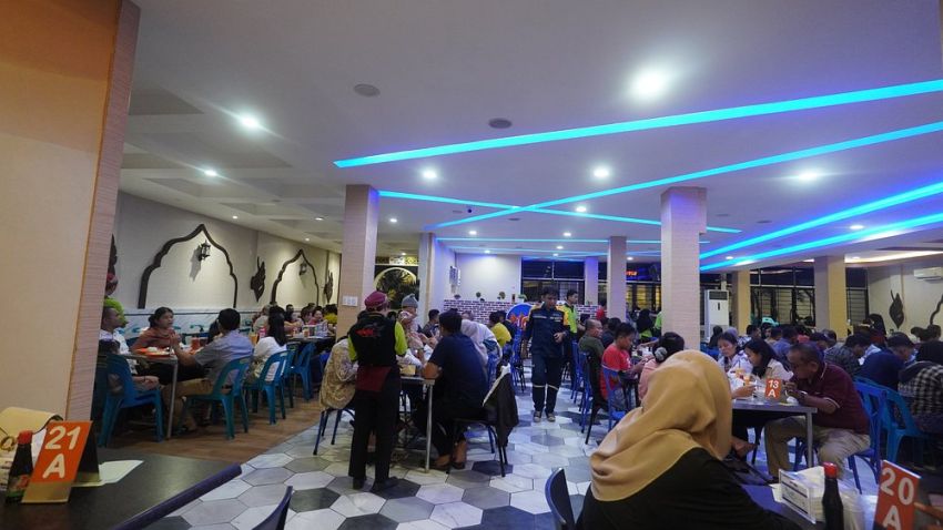 Kuliner Malam di Medan: 8 Spot Seafood Pinggir Jalan yang Wajib Dicoba