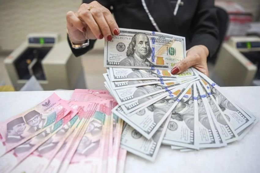 Rupiah Tembus Rp18.009 per Dolar AS, Pasar Bereaksi Usai Perry Warjiyo Mundur