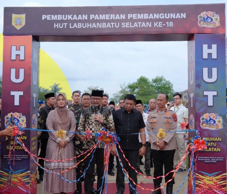 Bupati Fery Sahputra Buka Pameran Pembangunan HUT ke-18 Labusel, Ajak Warga Dukung UMKM dan Ramaikan Hari Jadi Daerah