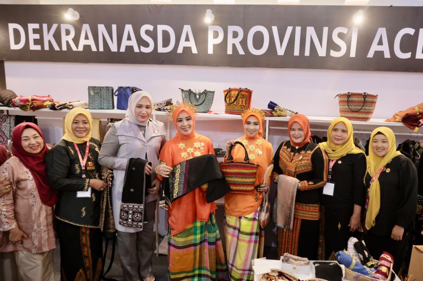 Ketua Harian Dekranas Beri Dukungan untuk Perajin Aceh di Makassar: Aceh Bangkit, Aceh Bangkit!