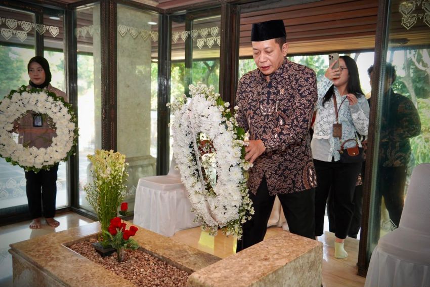 Menkop Ferry Juliantono Ziarah ke Makam Bung Hatta, Dorong Koperasi Kembali Jadi Pilar Ekonomi Rakyat