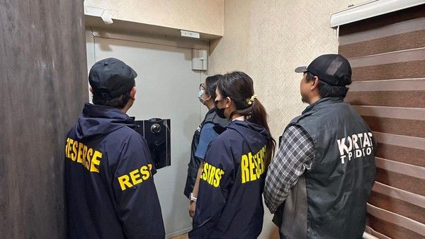 Polri Temukan Brankas Berisi Dolar AS dan Dolar Singapura Saat Geledah Kafe di Cipete