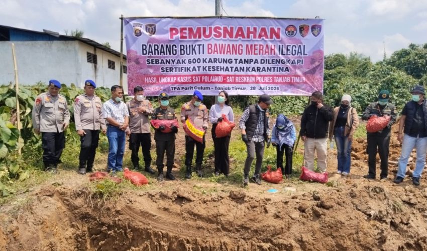 Polres Tanjab Timur Musnahkan 4,7 Ton Bawang Merah Ilegal Asal Batam, Lima Orang Diamankan