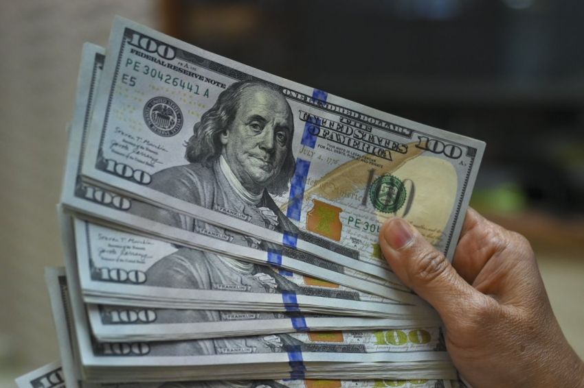Dolar AS Makin Perkasa, Rupiah Kembali Tertekan Dekati Rp18 Ribu