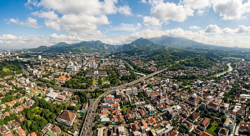 Prakiraan Cuaca Jawa Barat Jumat 10 Juli 2026: Bekasi Capai 35 Derajat, Garut dan Cirebon Berawan