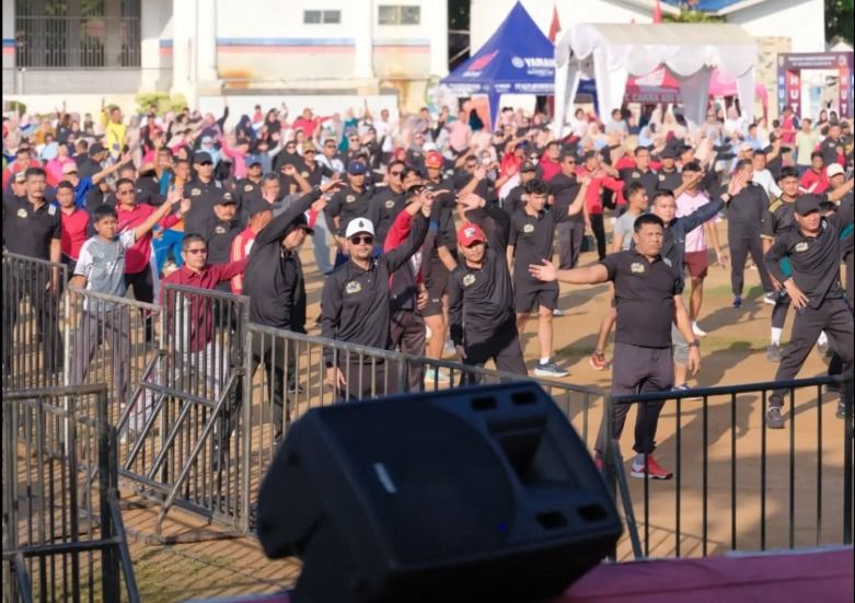 Bupati Labusel Senam Bareng Ribuan Warga, Salurkan Bantuan Sosial di Hari Jadi ke-18