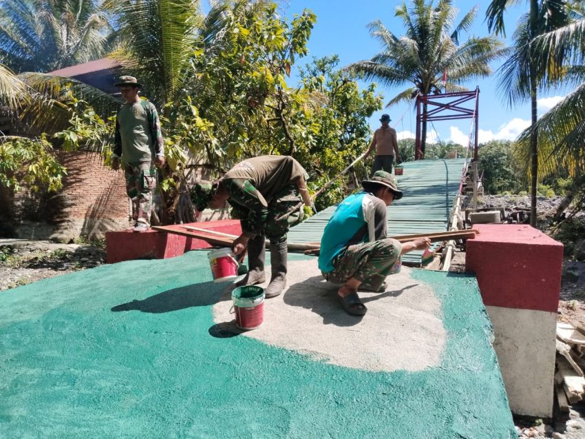 Babinsa dan Warga Kompak Kebut Penyelesaian Jembatan Gantung Perintis di Aceh Tenggara