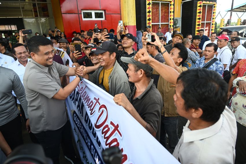 Disambut Durian dan Antusiasme Ratusan Warga, Bobby Nasution Mulai Berkantor di Kepulauan Nias