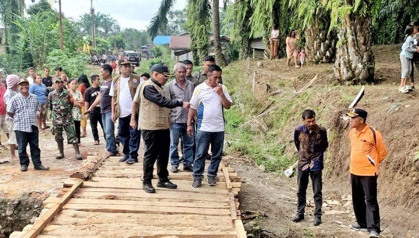 Bupati Simalungun Pastikan Penanganan Longsor di Nagori Marubun Lokkung Dilanjutkan hingga Tuntas