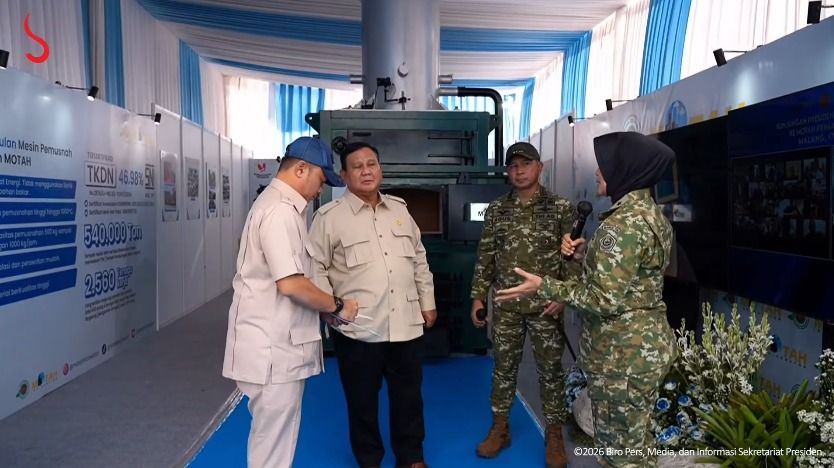 Prabowo Tinjau Mesin Pengolah Sampah sebelum Pimpin Panen Raya Nasional Bersama TNI