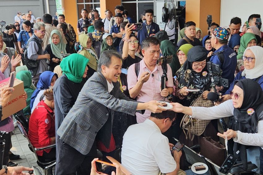 Jelang Putusan Praperadilan, Roy Suryo Dapat Kejutan Ulang Tahun di PN Jaksel