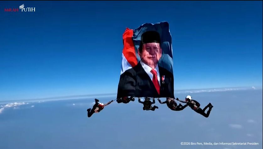 Atraksi Penerjun Payung Kibarkan Foto Prabowo Jadi Sorotan Hari Bhayangkara ke-80